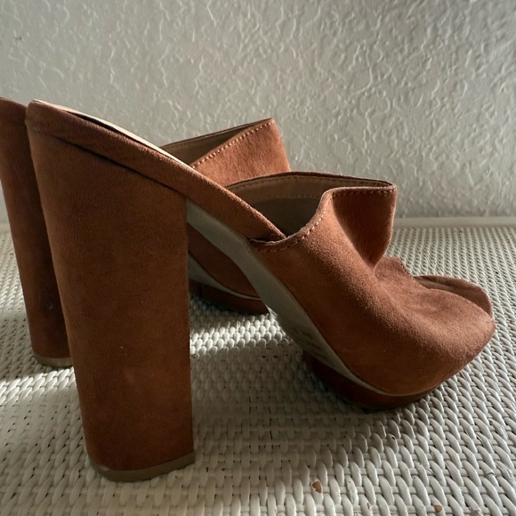 NWT Faux Suede Camel Heels - Picture 2 of 3